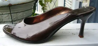 BROWN PATENT SLIP-ONs, OPEN TOE, SIZE 8 1/2B, 3" HEEL, BRAND NEW, Voir plus