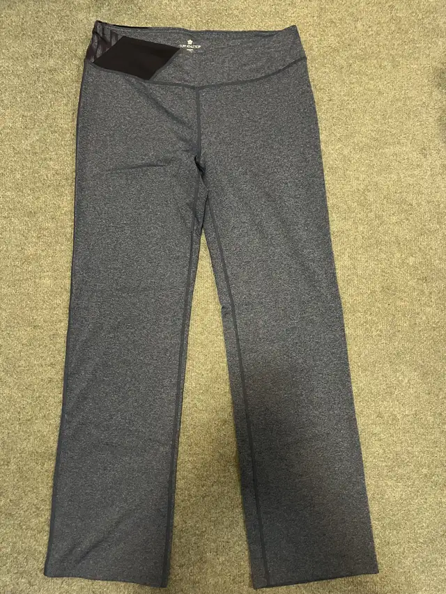 Medium Yoga Pants in Women's - Bottoms in Edmonton - Image 7