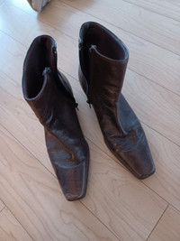 Spanish Made - low ankle boot  Size 35 Brown leather