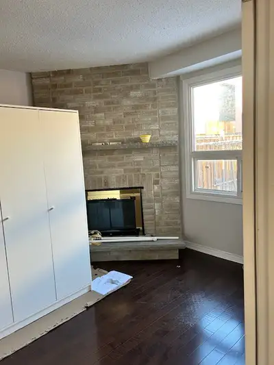 Large Room for rent -East of Streetsville
