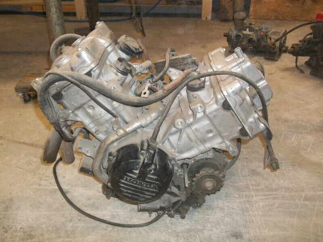 VFR 750, MOTEUR EN BONNE CONDITION, 12000KM dans Autre  à Laval/Rive Nord - Image 2