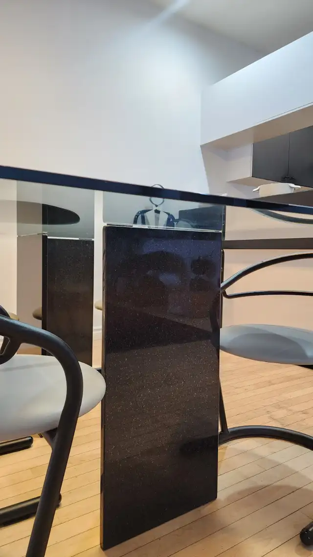 Grande table a dinner verre et base en granite 48x70 pouces in Dining Tables & Sets in Longueuil / South Shore - Image 4