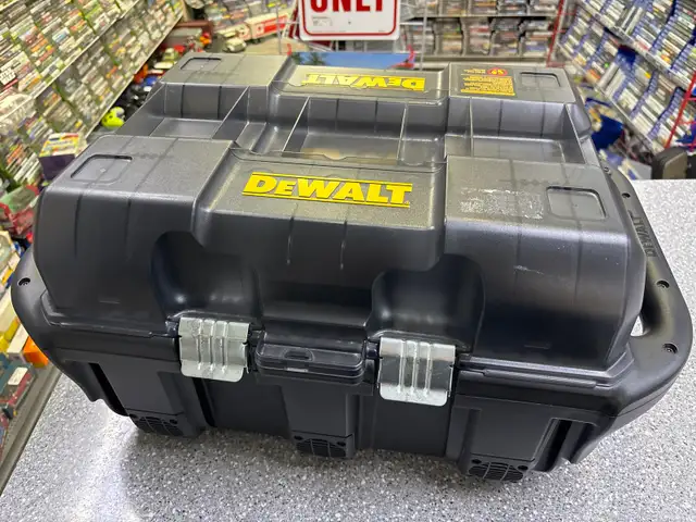 Dewalt DCB116 40V 6 Bank Rapid Battery Charger in General Electronics in Oshawa / Durham Region - Image 2