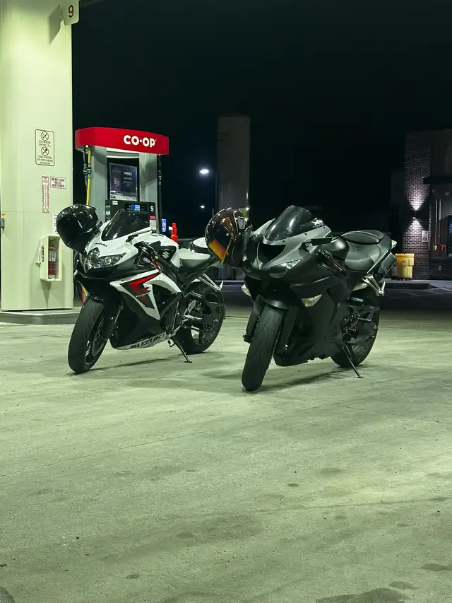 Kawasaki zx10r in Sport Bikes in Lethbridge - Image 3