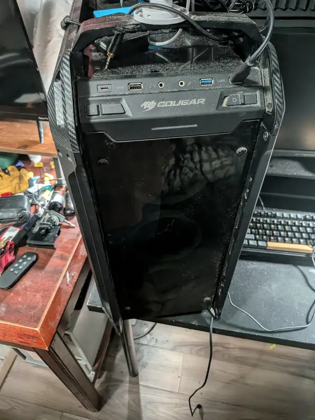 Gaming computer and monitor585553081439375361