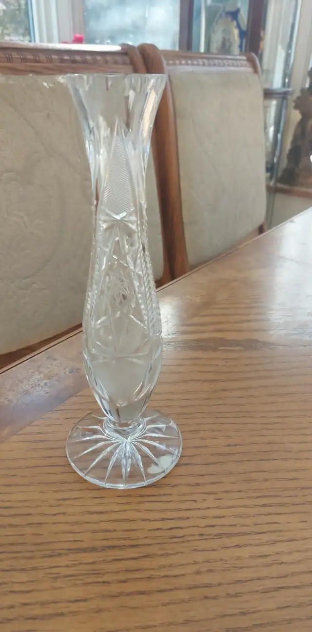 Beautiful vintage 7" pinwheel crystal bud vase in Arts & Collectibles in City of Montréal - Image 2