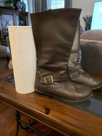 Brand new brown boots size lady 6