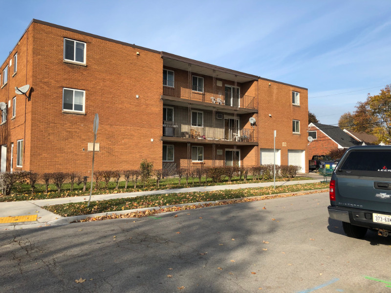 Large One Bedroom Apartment for Rent Near University of Windsor Long