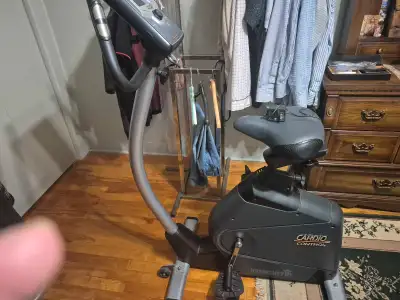 Découvrez ce vélo d'exercice Bremshey Cardio Control, idéal pour un entraînement cardiovasculaire ef...