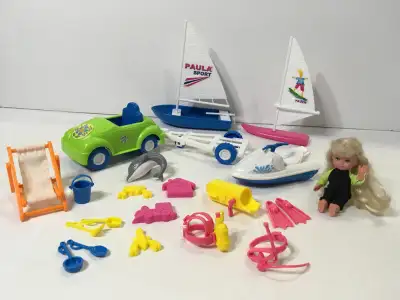 Paula et la mer Toute mignonne, elle mesure 11 cm ou 4,25 po Sportive, elle est accompagnée de ses 2...