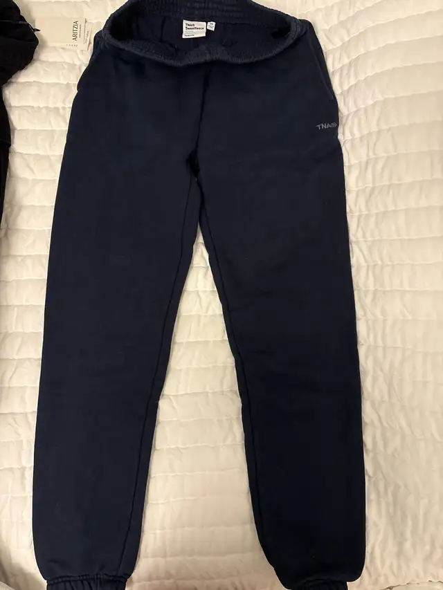 Aritzia sweatpants in Women's - Bottoms in Mississauga / Peel Region - Image 2