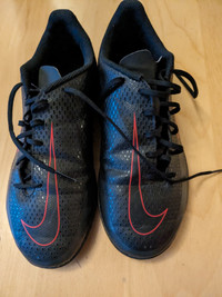 Nike Phantom indoor soccer shoes 6Y