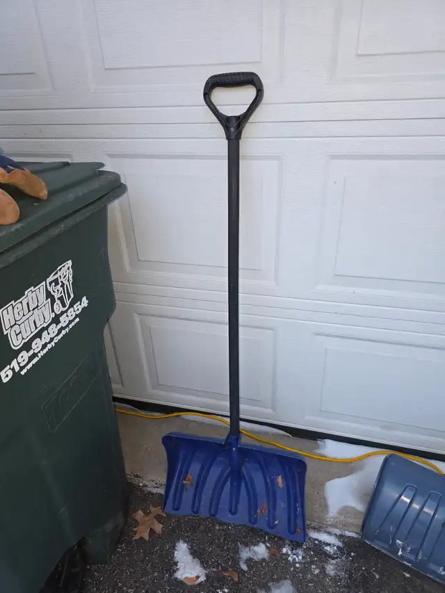 Snow Shovel With Plastic Handle in Outdoor Tools & Storage in Windsor Region - Image 4