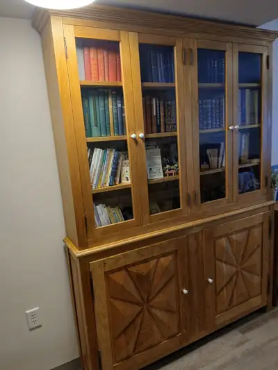 Bibliothèque travaillé à la main par un artisan. La section vitrée 10"de largeur, 46 1/2" hauteur, l...