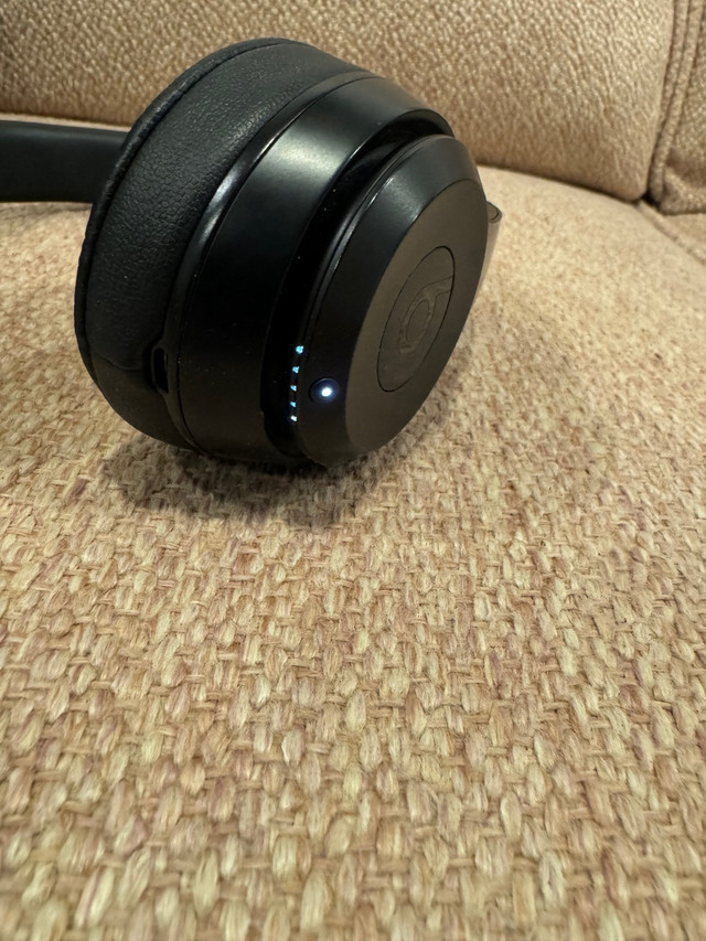 Beats Solo 3 wireless Bluetooth headphones  in Headphones in Dartmouth - Image 3
