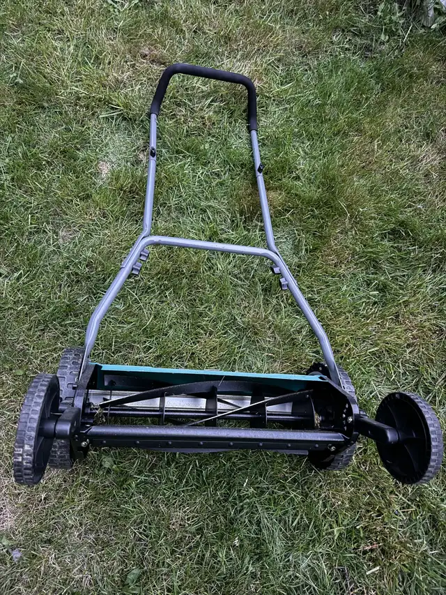 Yardworks 5-Blade Manual Walk Behind Reel Lawn Mower, 14-in in Lawnmowers & Leaf Blowers in Mississauga / Peel Region - Image 3
