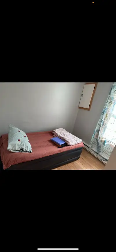 Hi, I have a room to rent, in a shared apartment. Everything is in sharing, kitchen, bathroom and Tv...