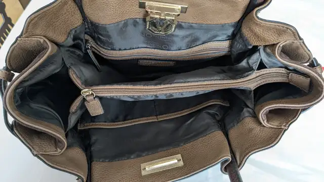 Valentino Brown Garavani Leather Bag. New Condition. Mint. in Women's - Bags & Wallets in Mississauga / Peel Region - Image 9