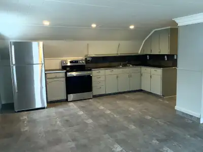 TEXTES ONLY, please. Available Immediately. Spacious 750 square foot upper apartment. Large 1 bedroo...