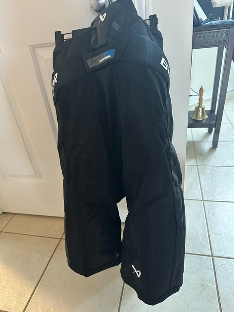 BAUER HP PERF HOCKEY PANTS SR Medium in Hockey in Ottawa - Image 3