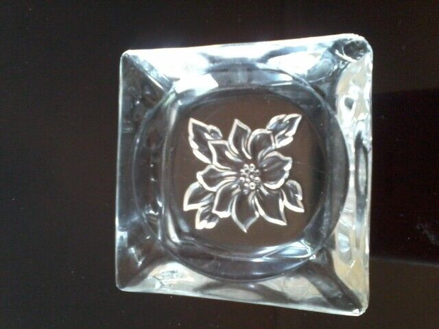 Vintage Clear Glass Ashtray in Arts & Collectibles in Ottawa - Image 3