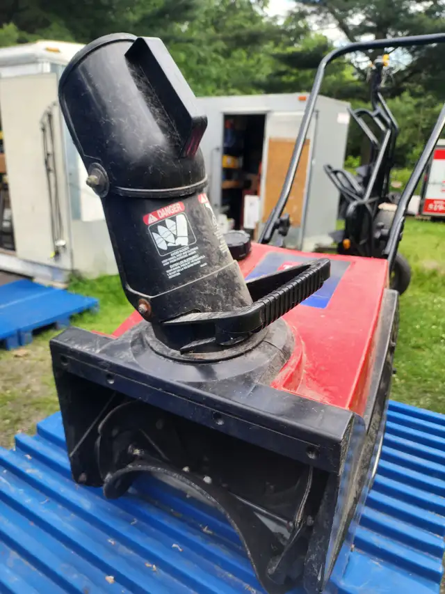 Toro Piwerlite 98cc Engine 16" Width/Cut 2 Stroke Snowblower in Snowblowers in Windsor Region - Image 5