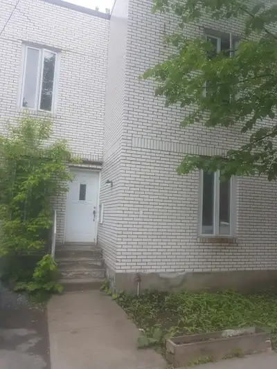 Semi-basement room for rent / Chambre en demi sous-sol à louer