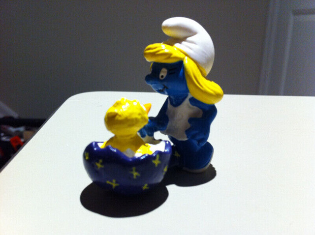 Smurfs - Vintage Smurfette with Blue Easter Egg Chick in Arts & Collectibles in Ottawa - Image 3