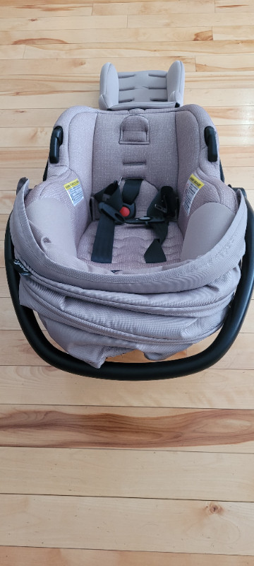 Evenflo Baby Car seat - Infant car seat - Expiry date 14 Jan2028 in Strollers, Carriers & Car Seats in Bedford - Image 3