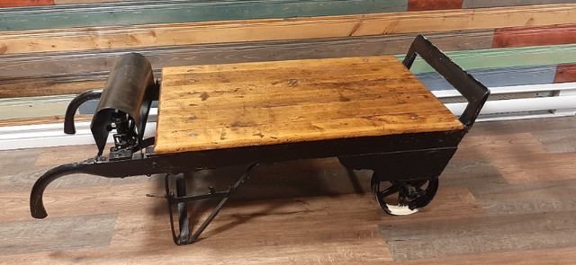 Antique Magnifique Balance à Grain Convertie en Table de Salon dans Tables basses  à Ville de Montréal - Image 3