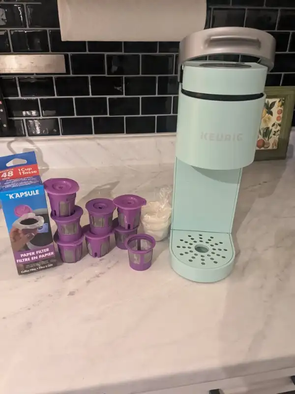 Keurig K-Mini 12 Ounces Coffee Maker + extra pods/filters in Coffee Makers in Belleville - Image 2