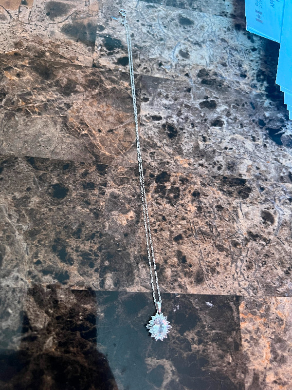 Women’s necklace in Jewellery & Watches in Saskatoon - Image 2