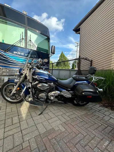 Yamaha vstar tourer 950cc 2015, excellente condition, avec beaucoup d'accessoires, porte bagage et d...