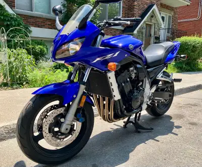 À vendre : Yamaha FZ1 Fazer 1000, une moto polyvalente qui combine performance et confort. • Année :...