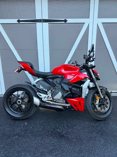 2023 Ducati Streetfighter V2 - 16,100 km 955cc Superquadro V-twin engine 6-speed transmission, quick...