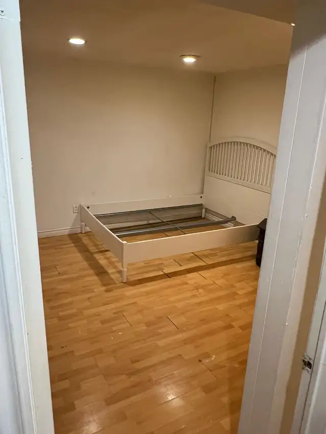 private room with private kitchen and washroom in Room Rentals & Roommates in Mississauga / Peel Region - Image 3