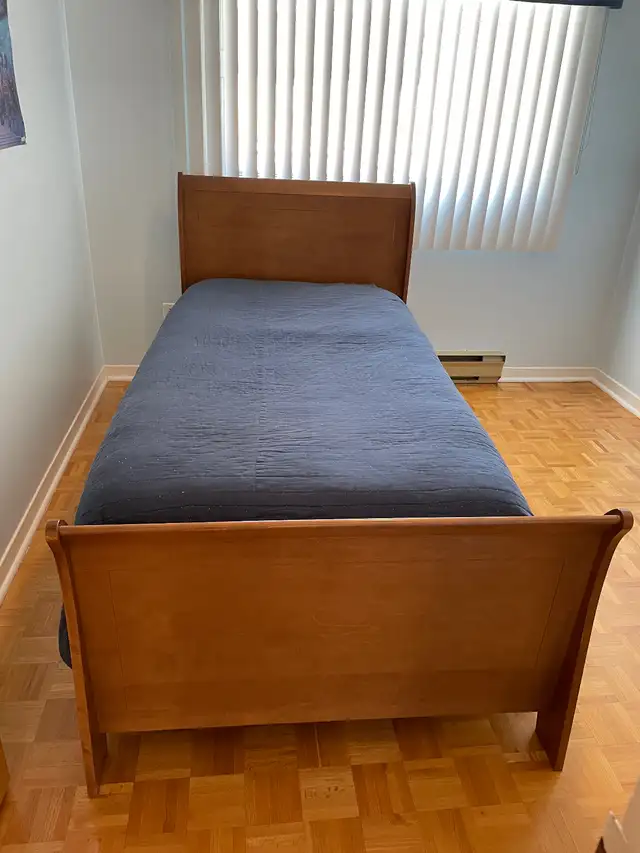 Set de chambre en bois massif - lit simple in Dressers & Wardrobes in City of Montréal - Image 7