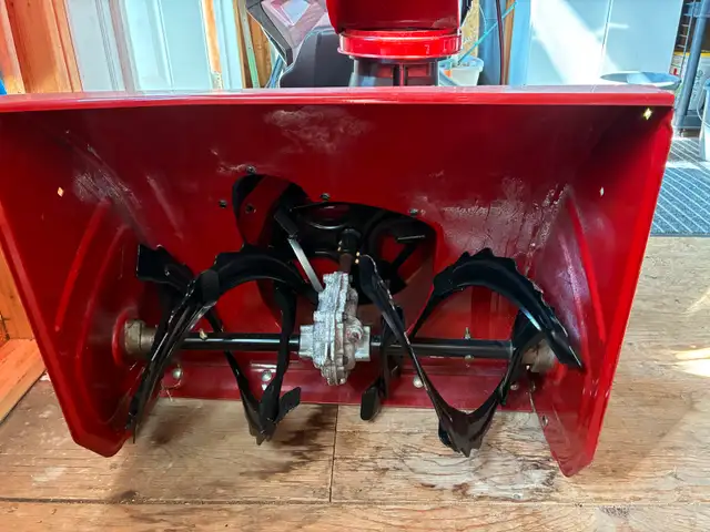 SOUFFLEUSE À NEIGE TORO 24’’ POWER MAX 2 BATTERIES 60A in Snowblowers in West Island - Image 5