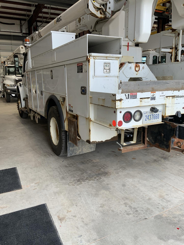 2017 Freightliner/  Altec AM55 Bucket Truck, in Other in Petawawa - Image 4