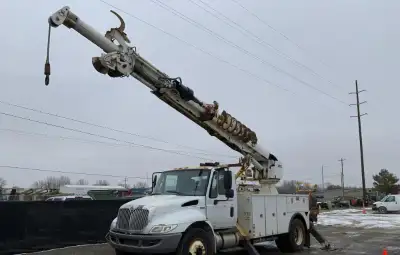 2014 International 4300 Altec DM47 Digger Derrick 2014 International 4300 Maxxforce diesel Automatic...