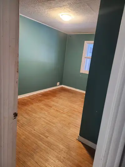House for Rent in Winnipeg – Great Location! Location: 147 Sterling Ave Size: 1300 sq ft Parking: Sp...