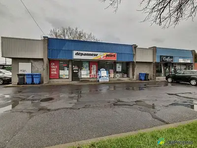 Très bel immeuble construit pour Couche-tard (3990 Montée St Hubert, St Hubert), grandes fenêtres, g...