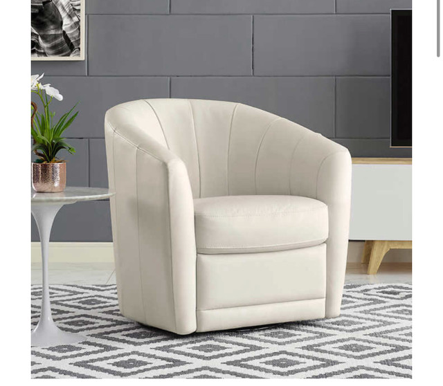 Cream Natuzzi leather swivel chair  in Chairs & Recliners in Winnipeg - Image 2
