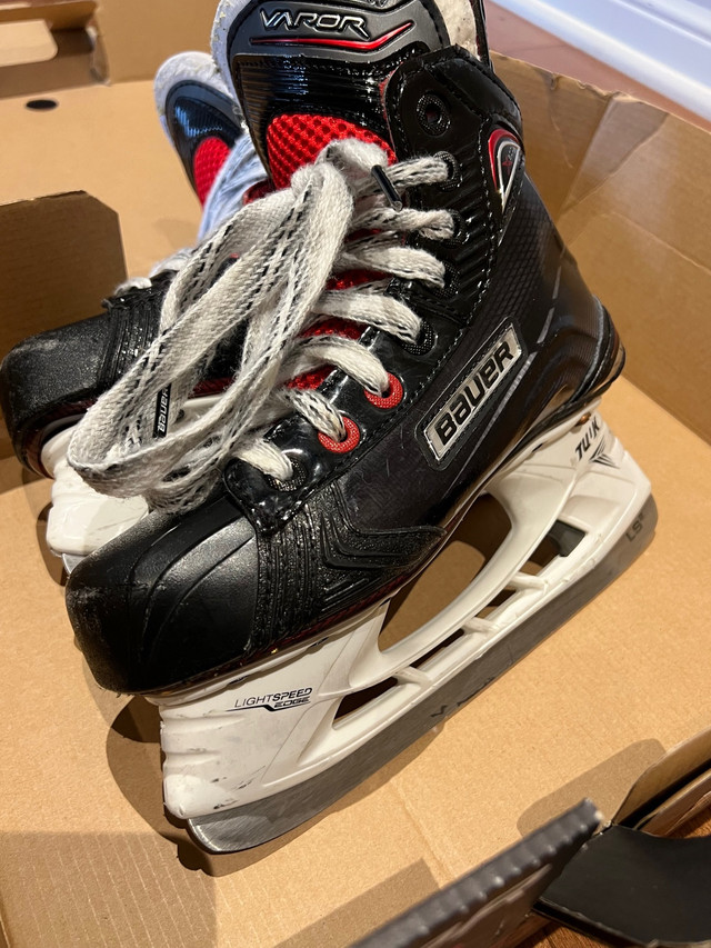 Bauer Vapor X800 Junior hockey skates  in Hockey in Ottawa - Image 2