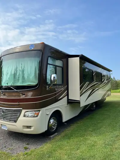 SALE PENDING 2011 Holiday Rambler Vacationer 30SFS V10 engine 28000mi (45000km) 31 ft 60 gallon fres...