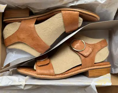 Step out in style with these brand new women's leather sandals, size US 8.5. These stylish sandals f...