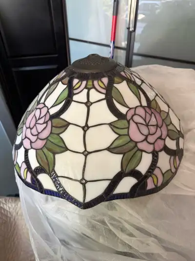 This is a used plastic Tiffany style lamp shade featuring a beautiful floral design with pink flower...