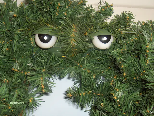 Christmas singing Wreath-vintage in Hobbies & Crafts in Lethbridge - Image 4
