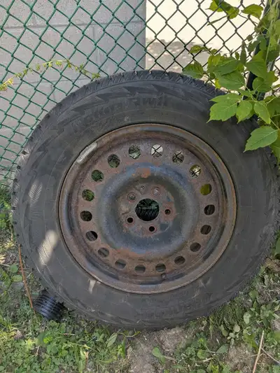 4 winter tires on rims Previously used on a Kia Sorento Hancook 235 / 65 R17