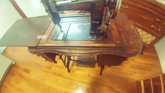 Machine a coudre antique in Other in Drummondville - Image 3
